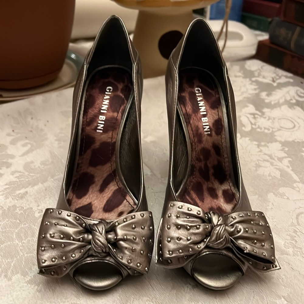 Brand new never worn silver Gianni Bini heals with bow. Super cute!! 🥰